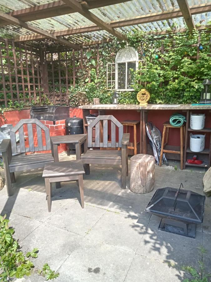 'Morris' The Shepherd'S Hut And Woodland Hot Tub Experience คาร์มาเทน ภายนอก รูปภาพ