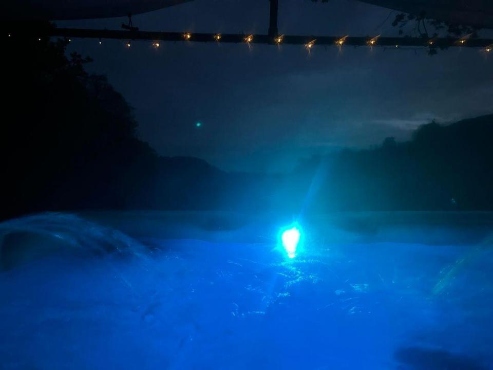 'Morris' The Shepherd'S Hut And Woodland Hot Tub Experience คาร์มาเทน ภายนอก รูปภาพ