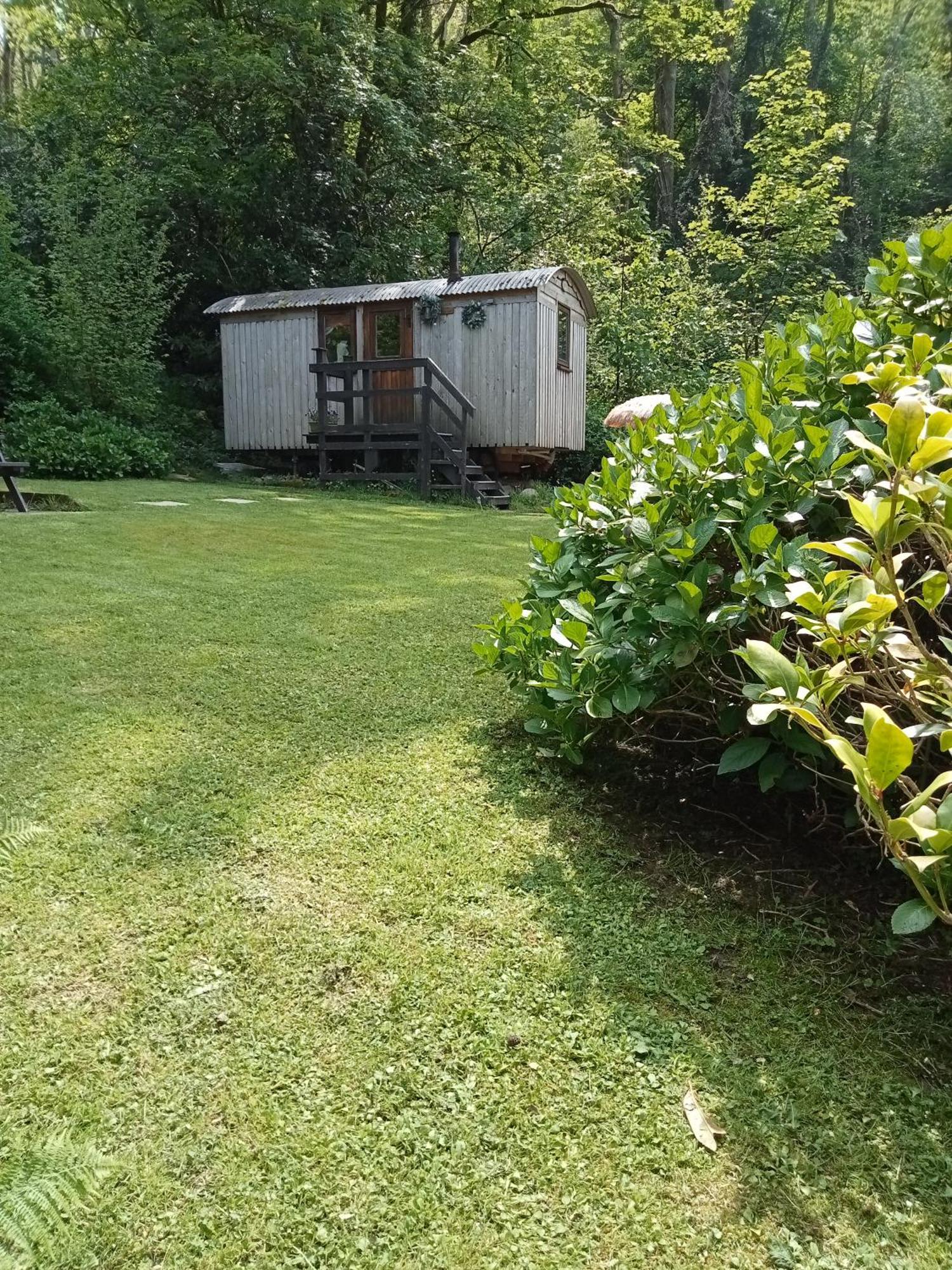 'Morris' The Shepherd'S Hut And Woodland Hot Tub Experience คาร์มาเทน ภายนอก รูปภาพ