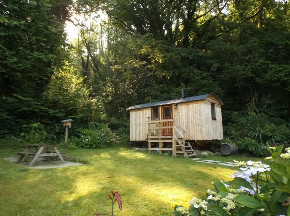 'Morris' The Shepherd'S Hut And Woodland Hot Tub Experience คาร์มาเทน ภายนอก รูปภาพ