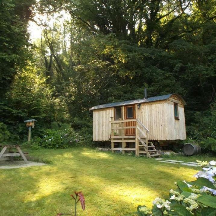 'Morris' The Shepherd'S Hut And Woodland Hot Tub Experience คาร์มาเทน ภายนอก รูปภาพ
