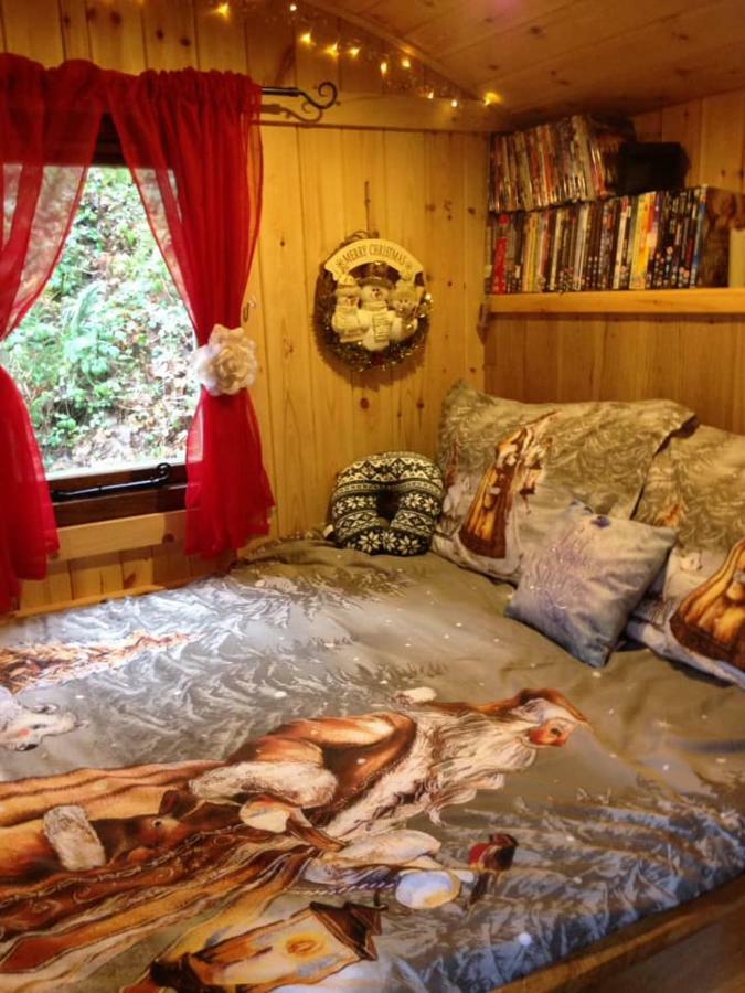 'Morris' The Shepherd'S Hut And Woodland Hot Tub Experience คาร์มาเทน ภายนอก รูปภาพ